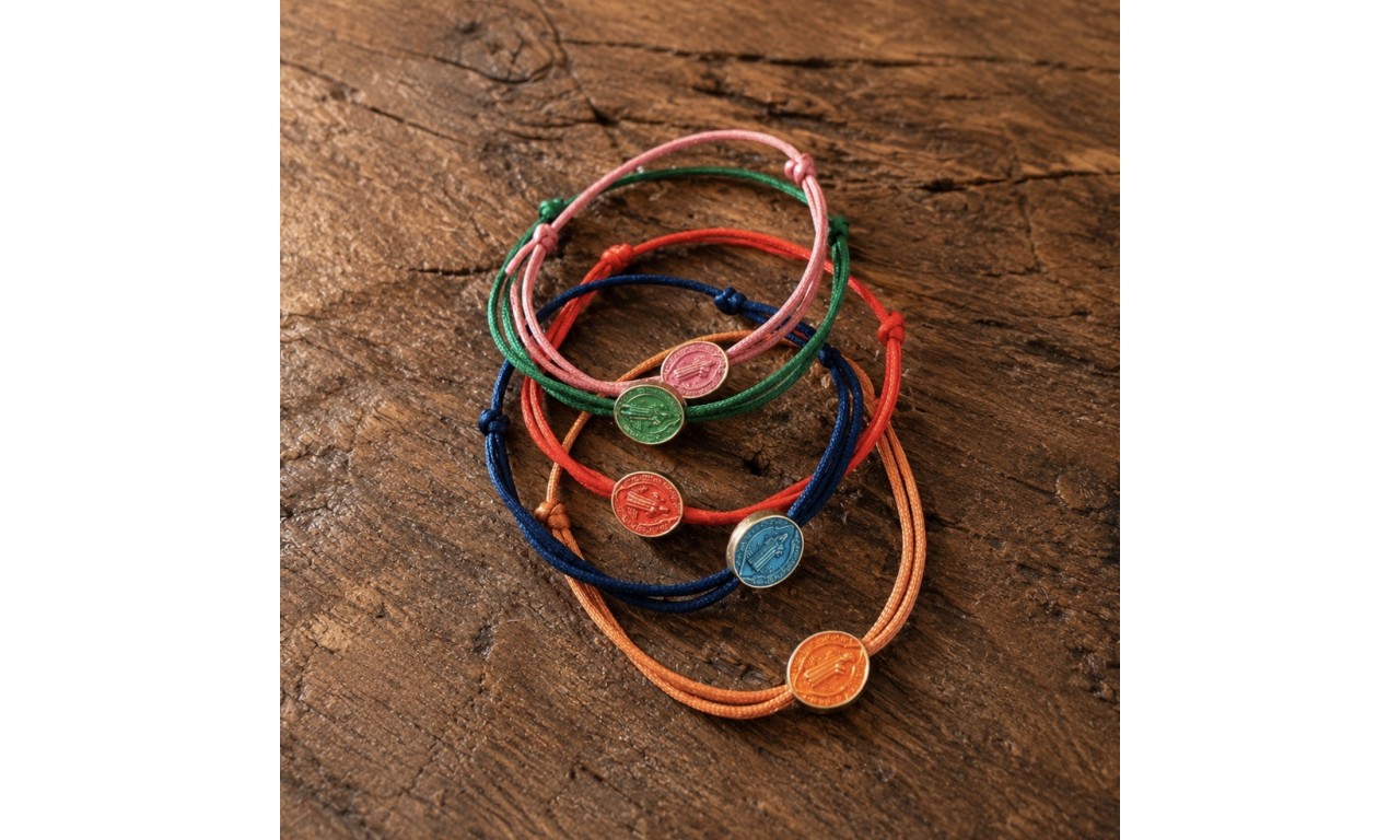Pulseira São Bento Fio de Seda Banho de Ouro 18k.