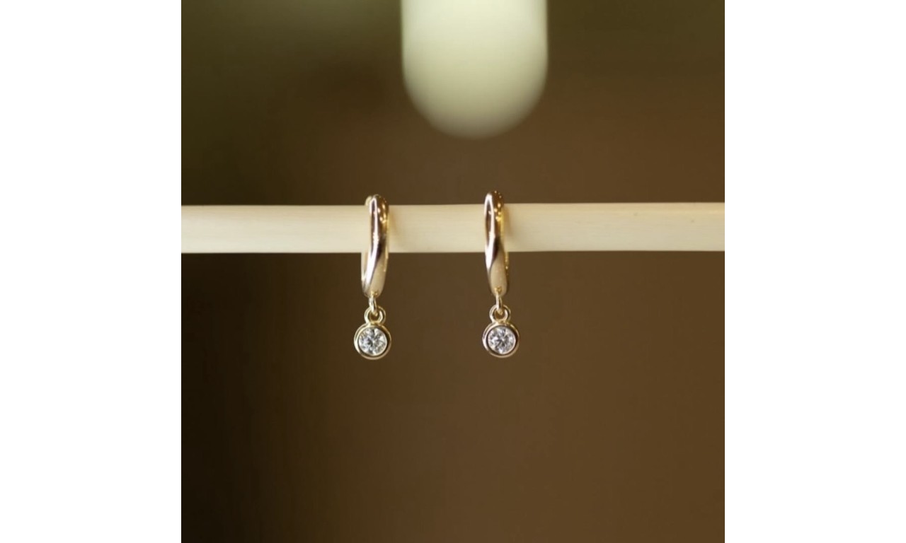 Brinco Argola Ponto de Luz Banho de Ouro.
