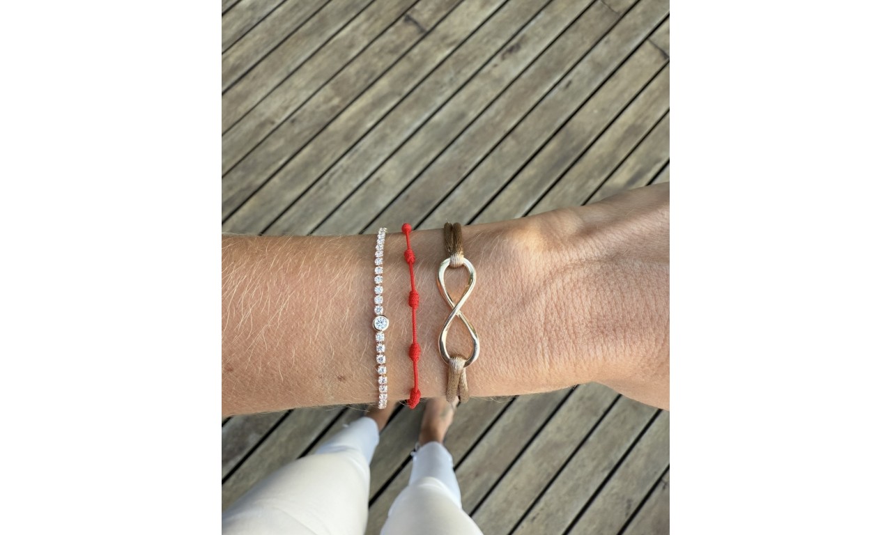 Pulseira Infinito Fio de Seda Banho de Ouro 18k.