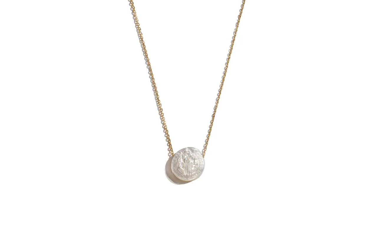 Colar Medalha São Bento Madrepérola Banho de Ouro 18k.