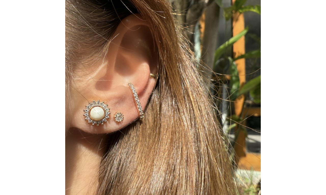 Brinco Pérola Shell Cravejado Banho de Ouro 18k.