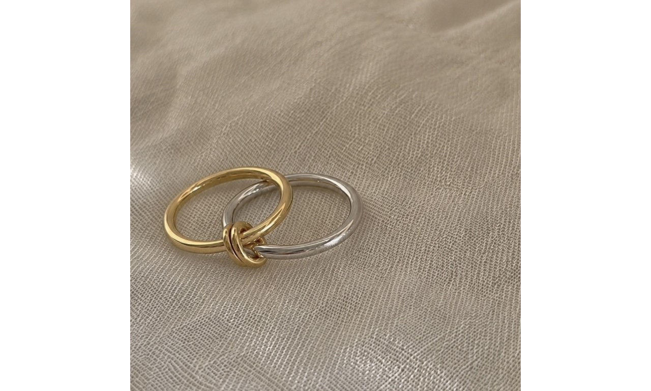 Anel Duplo Liso Banho de Ouro 18k e Ródio Branco.