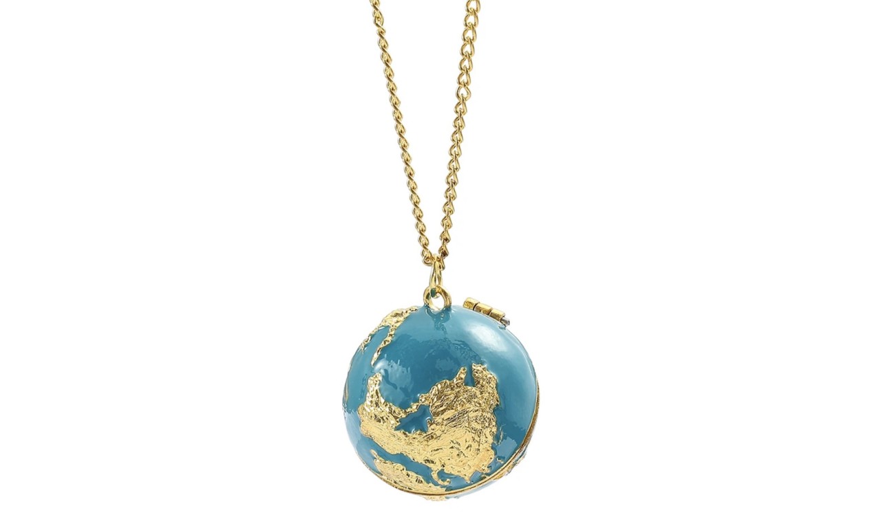Colar Planeta Terra Longo Banho de Ouro 18k.