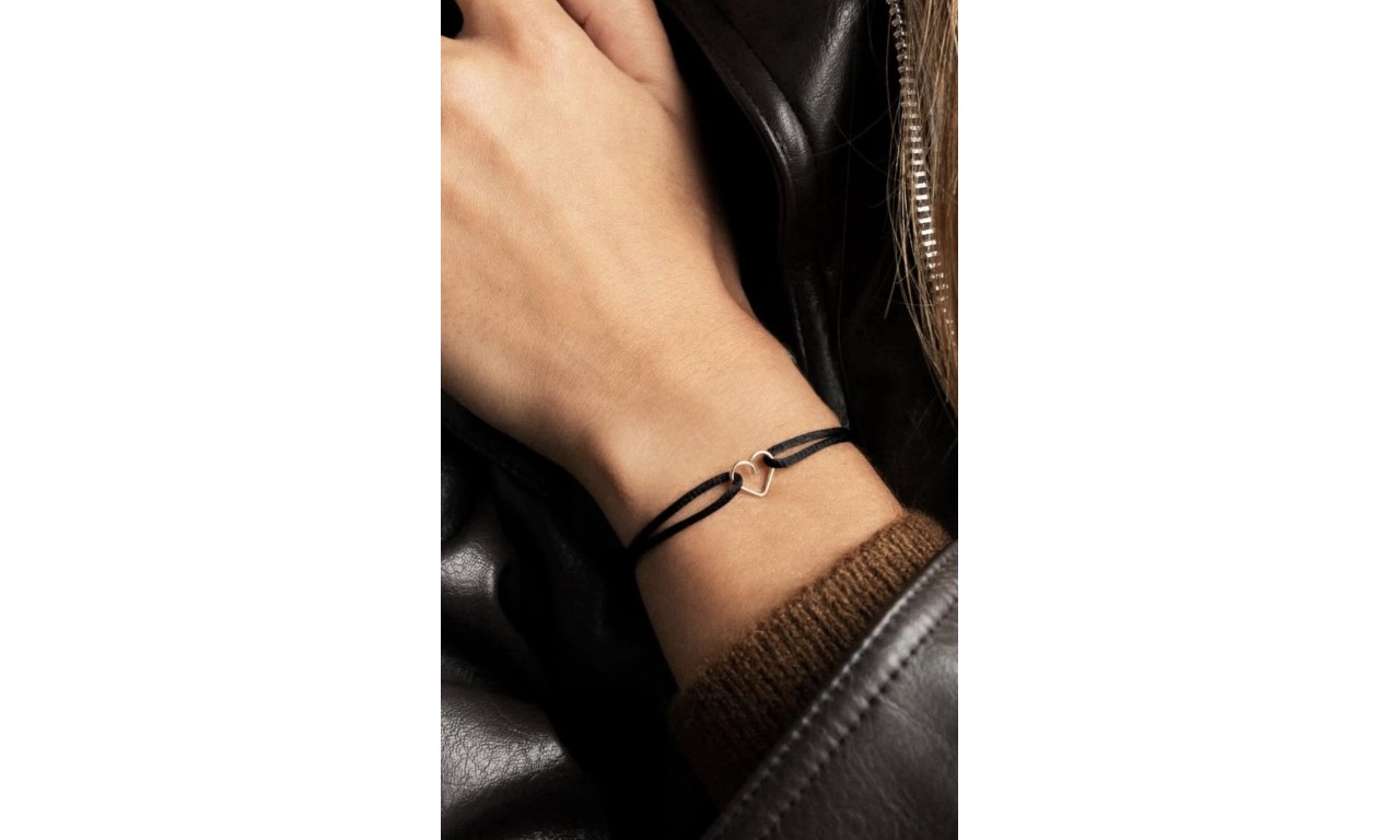 Pulseira Fio de Seda Coração Vazado Banho de Ouro 18k.