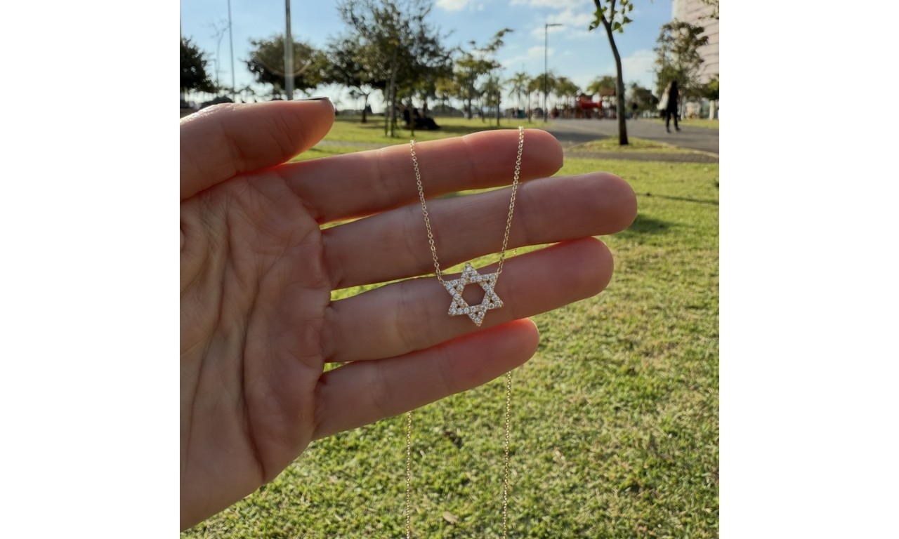 Colar Estrela de Davi Cravejado Banho de Ouro 18k ou Rodio Branco.