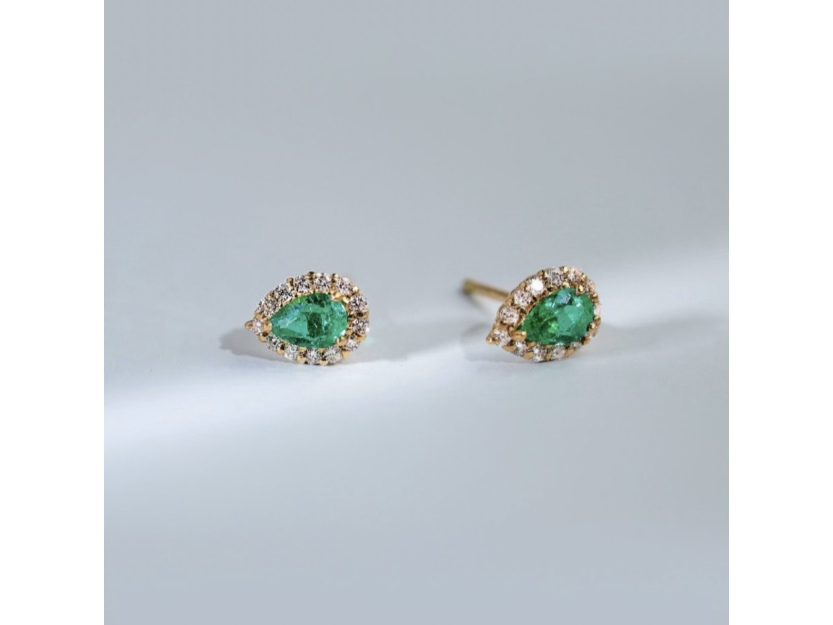 Brinco Gota Esmeralda Micro Cravação Banho de Ouro 18k.