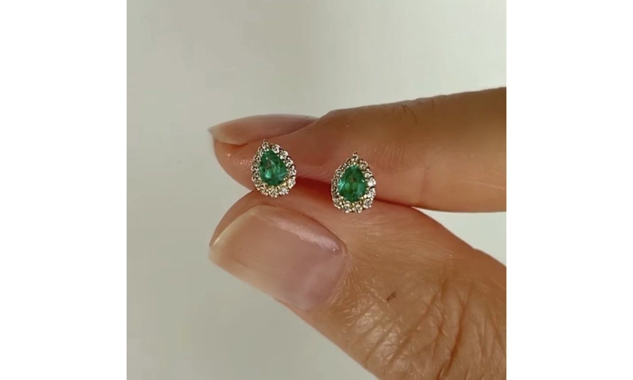 Brinco Gota Esmeralda Micro Cravação Banho de Ouro 18k.