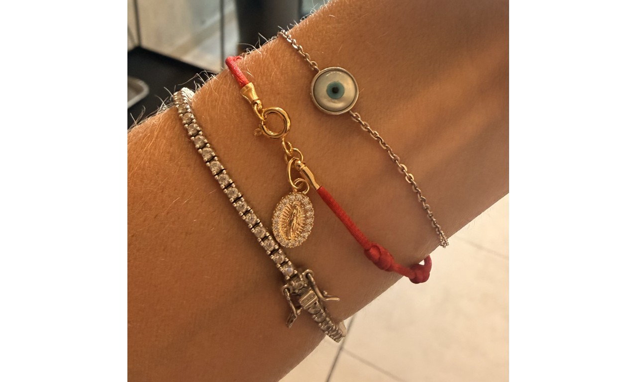 Pulseira 7 nós Fio de Seda Medalha Banho de Ouro 18k ou Ródio Branco.