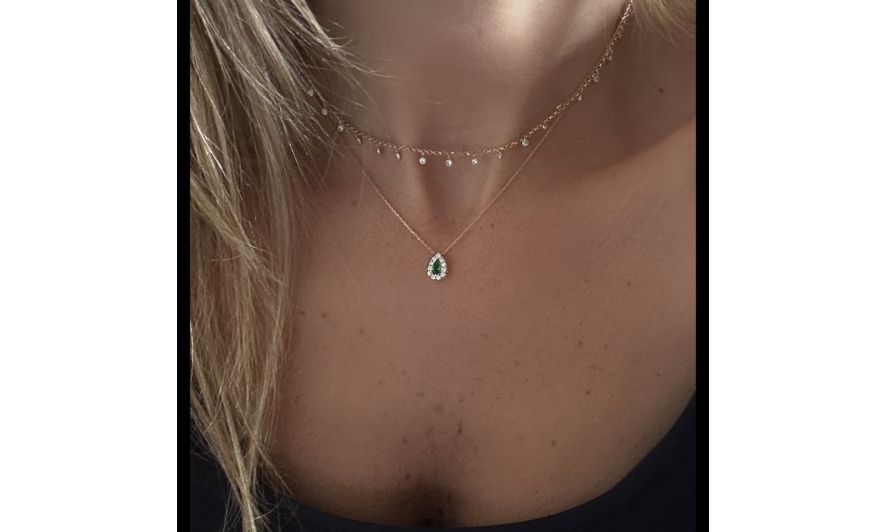 Colar Gota Esmeralda Micro Cravação Banho de Ouro 18k.