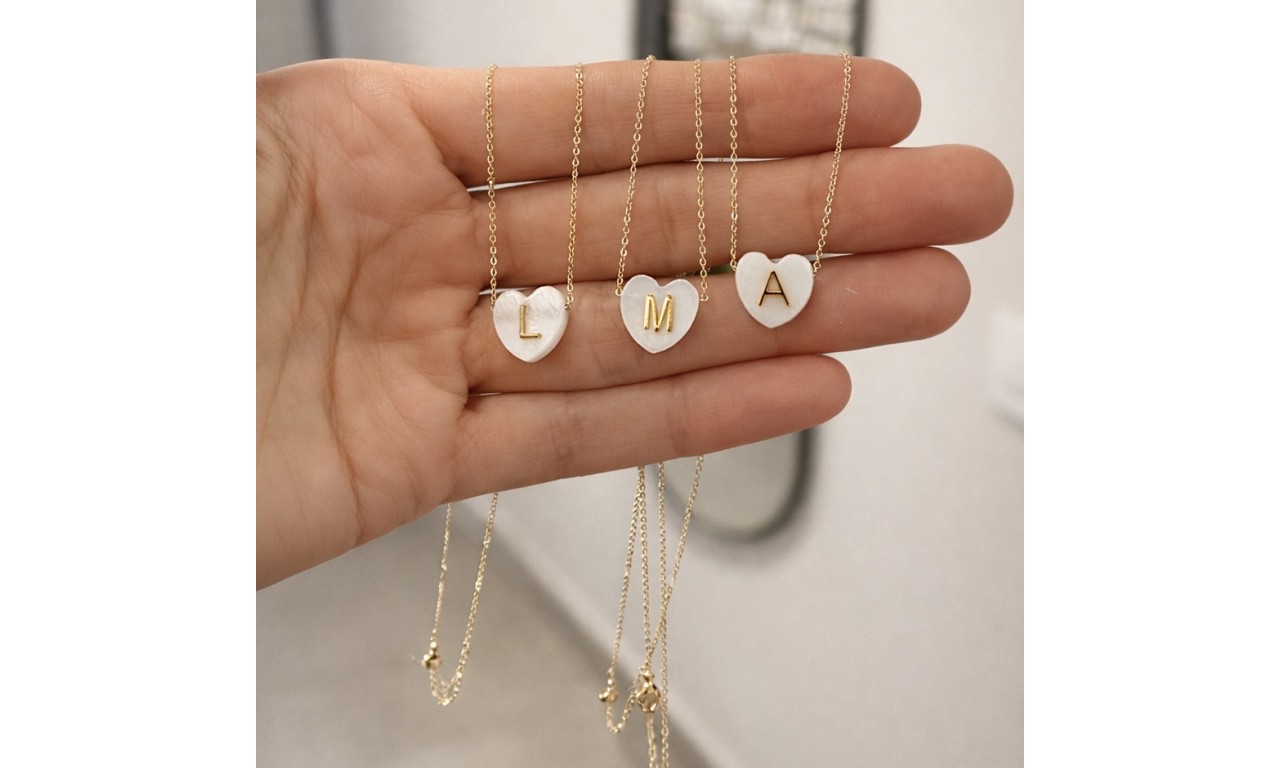 Colar Inicial Coração Madrepérola Banho de Ouro 18k.