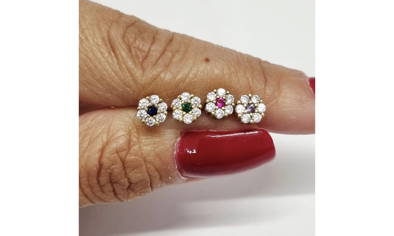 Brinco Flor Cravejada Banho de Ouro 18k.