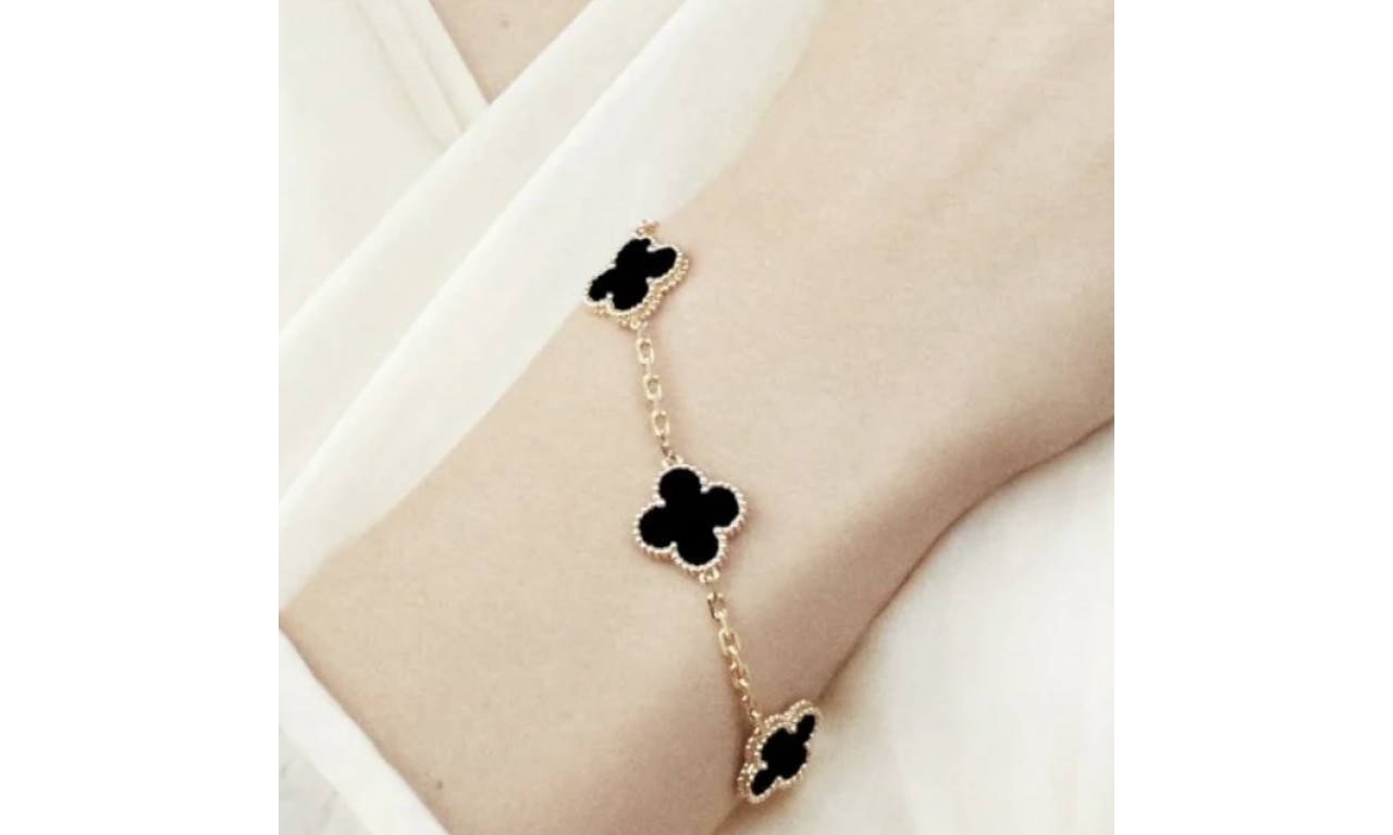 Pulseira Trevos Banho de Ouro 18k.
