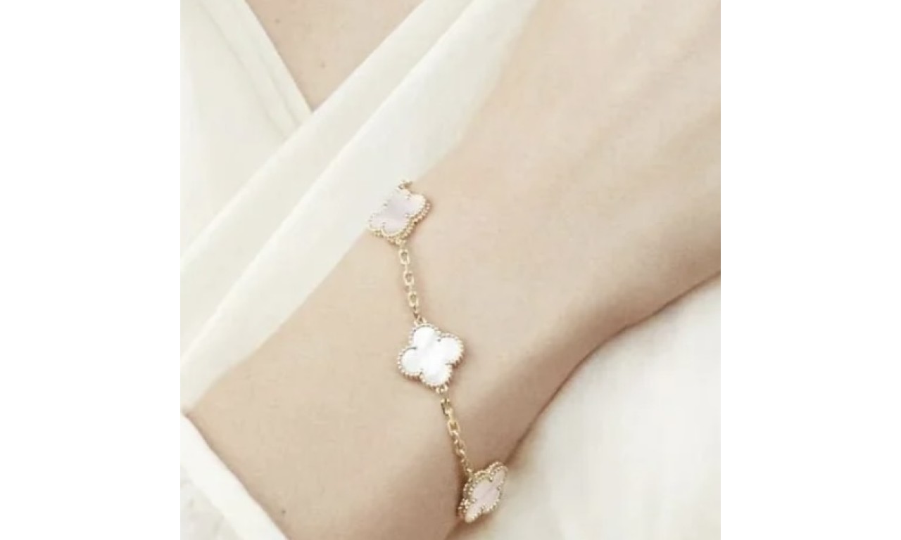 Pulseira Trevos Banho de Ouro 18k.