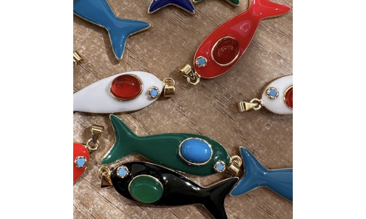 Pingente Peixe Esmaltado Boho Banho de Ouro 18k.
