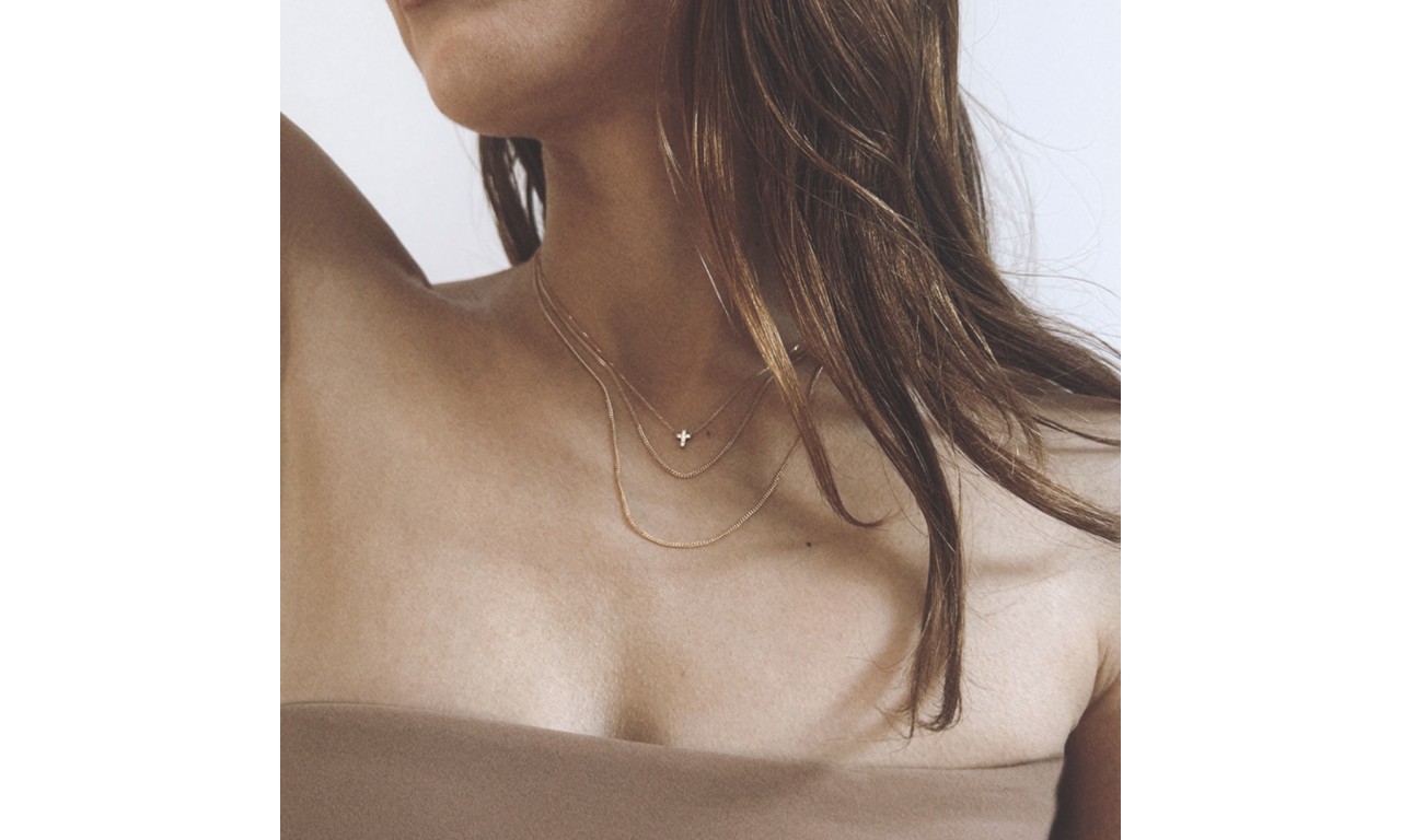 Colar Mini Cruz Cristal Banho de Ouro 18k ou Ródio Branco.