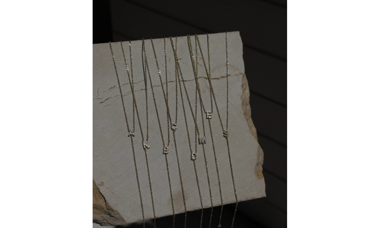 Colar Inicial Gravatinha Micro Cravação Banho de Ouro 18k.
