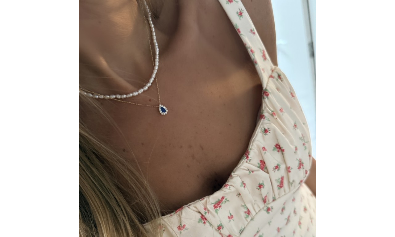 Colar Gota Safira Micro Cravação Banho de Ouro 18k.