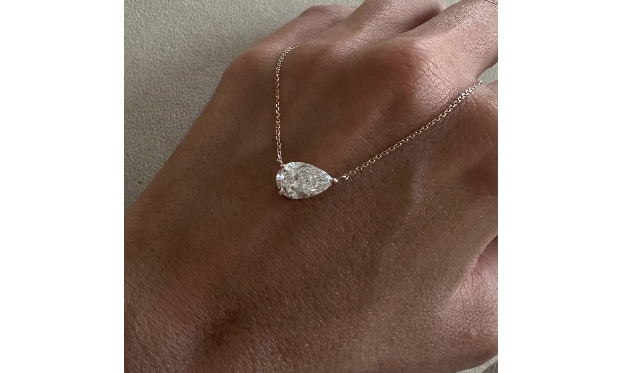 Colar Gota Lateral Cristal Banho de Ouro 18k.